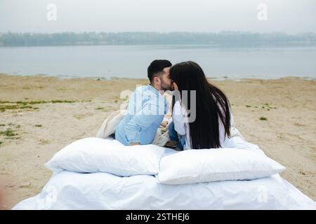 Coppia felice rilassante insieme sul materasso Foto Stock