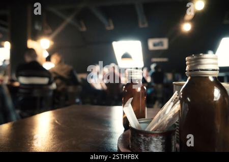 Sala della caffetteria sfocare lo sfondo con effetto bokeh di fondo e colore vintage Foto Stock