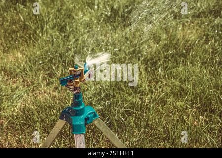 Cantiere irrigatore su treppiede lavorando, spazio di copia Foto Stock
