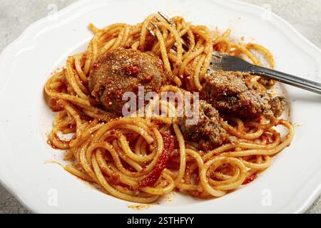 Spaghetti con polpette in salsa di pomodoro, su un piatto bianco, niente persone, fatti in casa Foto Stock