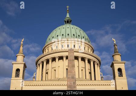 Obelisco di fronte alla Chiesa di San Nicola, Nikolaikirche, Alter Markt, Potsdam, Brandeburgo, Germania, Europa Foto Stock