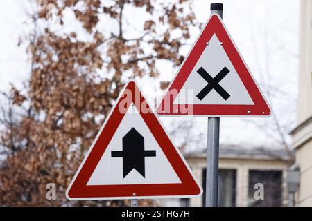 Segnali stradali confusi a un incrocio stradale, Germania, Europa Foto Stock