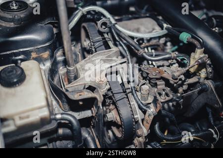 Primo piano di un motore di un'auto con meccanica e cablaggio complessi Foto Stock