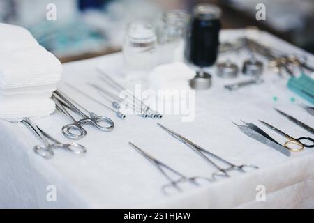 Primo piano degli strumenti chirurgici posizionati su un tavolo sterile pronto per l'uso Foto Stock