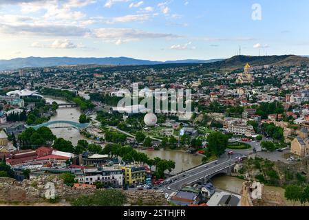 Panorama della città di Tbilisi al tramonto, Tbilisi, Georgia Foto Stock