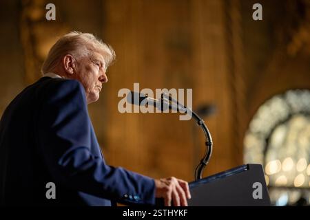 Il presidente Donald Trump risponde alle domande dopo aver firmato gli ordini esecutivi, martedì 18 febbraio 2025, presso il suo resort Mar-a-Lago a Palm Beach, Florida. (Foto ufficiale della Casa Bianca di Daniel Torok) il presidente Donald Trump firma ordini esecutivi, martedì 18 febbraio 2025, presso il suo resort Mar-a-Lago a Palm Beach, Florida. (Foto ufficiale della Casa Bianca di Daniel Torok) Foto Stock