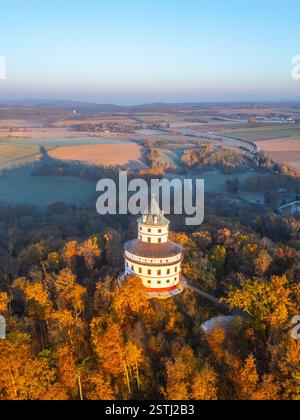 L'elegante castello di Humprecht si erge maestosamente sopra Sobotka, circondato da un vivace fogliame autunnale, splendidamente illuminato dalla luce soffusa dell'alba. Foto Stock
