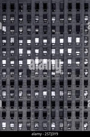 Finestre su un edificio di uffici alto livello Foto Stock