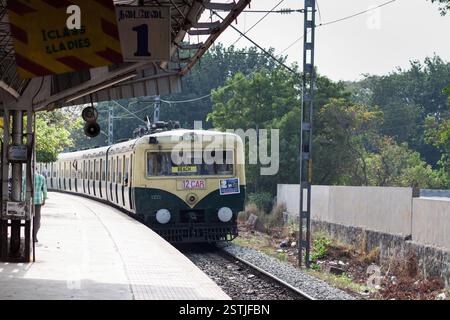 Treno in India che arriva alla stazione Beach di Chennai. Treno indiano al binario di Madras. Foto Stock