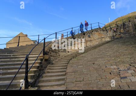 Persone che camminano lungo i 199 gradini whitby Foto Stock