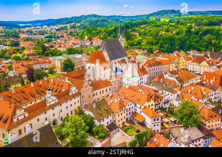 Una splendida vista del campanile e degli edifici storici del palazzo a Cesky Krumlov, Repubblica Ceca, che mostrano la loro complessa architettura Foto Stock