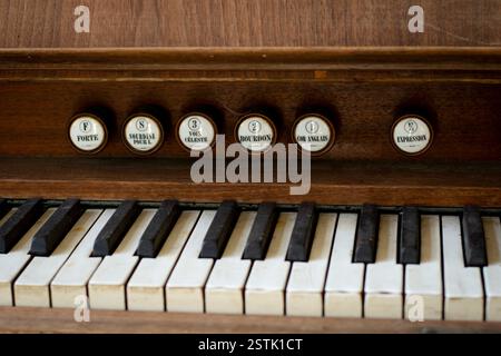 Vecchia tastiera per organo in legno armonico con fermate Foto Stock
