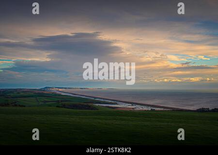 Chesil Beach da lontano, nella luce dorata di un tardo pomeriggio Foto Stock