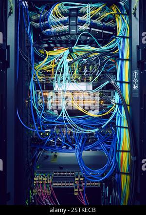 Primo piano di dischi rigidi e cavi aggrovigliati nel data center Foto Stock