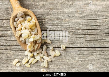 Resine aromatiche di incenso naturale biologico o olibano su fondo di legno, utilizzate in incenso e profumi Foto Stock