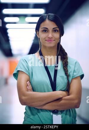 Ritratto di donna sorridente tecnico in sala server Foto Stock
