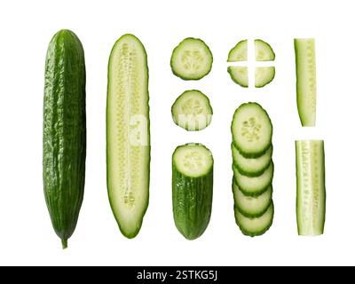 Set di cetrioli verdi crudi interi, tagliati longitudinalmente, a metà e a fette, isolati su sfondo bianco. Verdure biologiche, cibo vegetariano, cal bassa Foto Stock