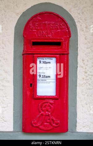 Cassetta postale edoardiana incastonata in un muro. Tradizionale scatola di lettere rosse britanniche dell'epoca di Edoardo VII con il suo cifrario reale personale. Le caselle postali lo sono state Foto Stock