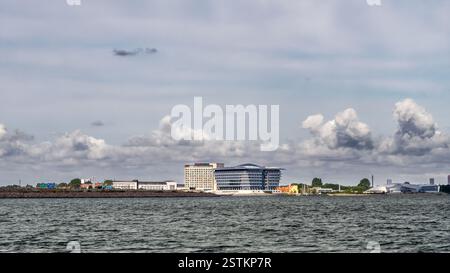 Costa di Kastrup con hotel Scandic e PharmaScience Center, isola di Amager, Copenaghen, vista dallo stretto di Øresund, Mar Baltico, Danimarca Foto Stock