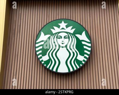 Nanning, Cina - 13 gennaio. 2024: Cartello Starbucks Coffee Shop. Starbucks Corporation è un'azienda americana di caffè e una catena di caffetterie a livello mondiale. Foto Stock