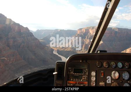 Cruscotto dell'elicottero con una splendida vista del Grand Canyon sullo sfondo. Un emozionante tour aereo per i turisti, che mostra le meraviglie naturali Foto Stock