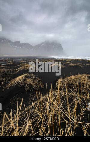 Vista delle dune di sabbia nera di fronte al monte Vestrahorn. Penisola di Stokksnes, Hofn, Austurland, Islanda, Europa. Foto Stock