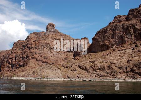 Black Canyon, un gioiello nascosto vicino al Grand Canyon, perfetto per tour di mezza giornata. Esplora il paesaggio mozzafiato e divertiti a fare gite in barca sul fiume Foto Stock