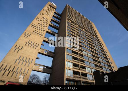 Balfron Tower è un edificio residenziale di 26 piani a Poplar, Tower Hamlets, Londra. Brutalista, Brownfield Estate Foto Stock