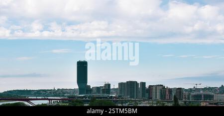 Panorama di Belgrado. Gli alti e moderni edifici del lungomare di Belgrado e la magia della parte vecchia di Belgrado sullo sfondo Foto Stock
