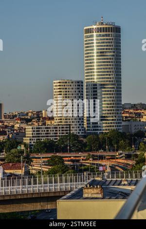 Alti edifici del quartiere Belgrade Waterfront. Parte vecchia e di recente costruzione di Belgrado Foto Stock