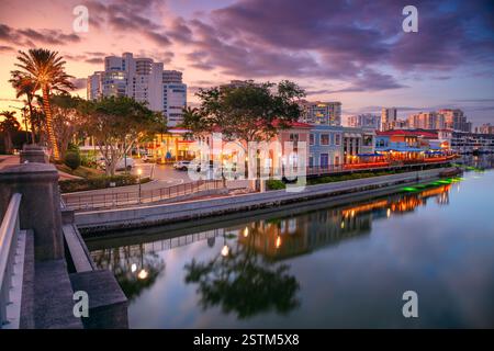 Naples, Florida, Stati Uniti. Immagine del paesaggio urbano di Napoli, Florida, con riflessi dello skyline della città in acqua al bellissimo tramonto. Foto Stock
