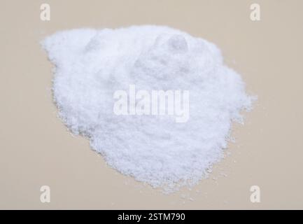 Il cloruro di bario è un composto inorganico con la formula BaCl2 Foto Stock