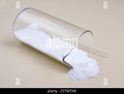 Il cloruro di bario è un composto inorganico con la formula BaCl2 Foto Stock