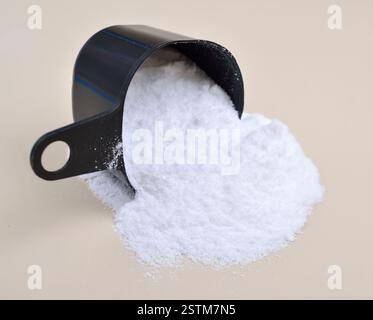 Il cloruro di bario è un composto inorganico con la formula BaCl2 Foto Stock