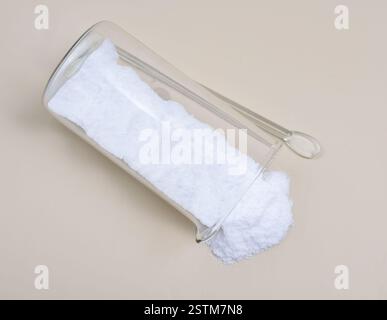 Il cloruro di bario è un composto inorganico con la formula BaCl2 Foto Stock