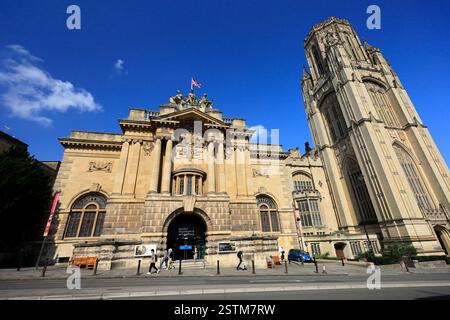 Museo di Bristol e galleria d'arte con la Will's Memorial Tower of Bristol University sullo sfondo, Bristol, Inghilterra. Foto Stock