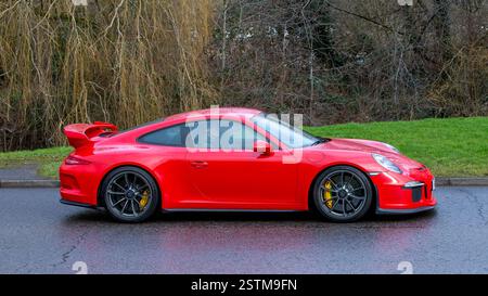 Milton Keynes, Regno Unito - 16 febbraio 2025: 2014 Porsche 911 GT3 rossa che guida su una strada britannica. Foto Stock