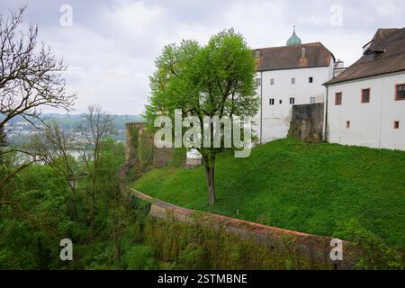 Passau, Germay - 15 aprile 2024: Veste Oberhaus in una giornata di pioggia in primavera Foto Stock