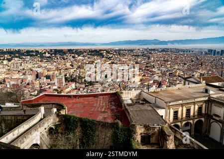 Italia, Napoli - il castello di Sant'Elmo è il punto più alto di Napoli e domina la città Foto Stock