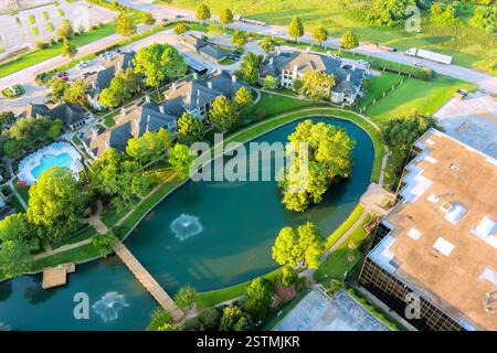 Vista panoramica con laghetto tranquillo circondato da vegetazione lussureggiante e edifici residenziali nelle vicinanze di Sayreville, New Jersey Foto Stock