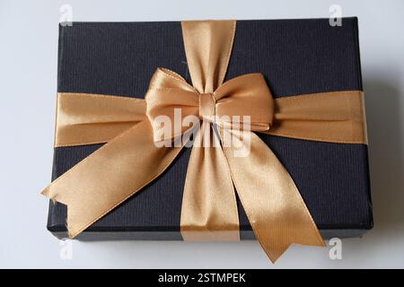 Bellissima confezione regalo con fiocco. Foto Stock