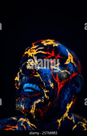 Il volto di un uomo dipinto al neon UV Lava Foto Stock