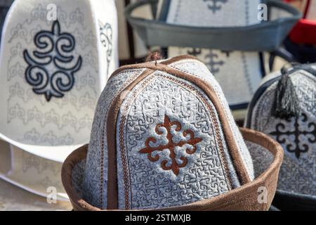 AK-Kalpak, copricapo nazionale maschile del Kirghizistan, materiale tessile in lana feltrata Foto Stock