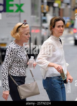 L'attrice Sarah Paulson e la sua compagna Holland Taylor andarono a fare shopping a Soho il 14 agosto 2017 a New York Foto Stock