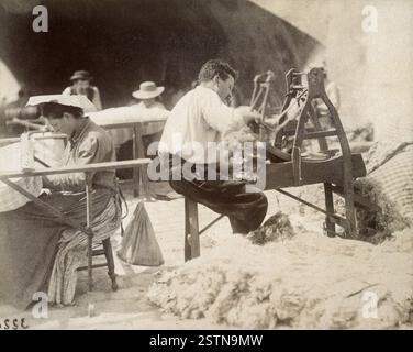 Cardeurs de matelas, Parigi, 1899-1900. Eugène Atget cattura i produttori di materassi in una scena urbana, mostrando i lavoratori impegnati nelle loro opere per le strade di Parigi, riflettendo la vita della classe operaia alla fine del XIX secolo. Foto Stock