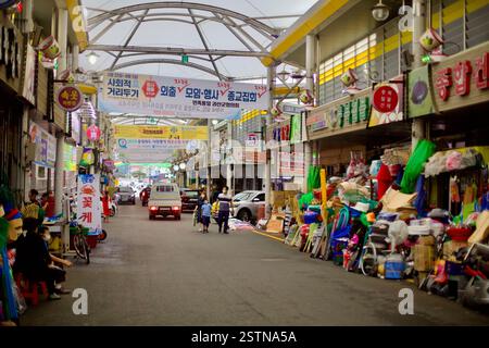 Contea di Goesan, Corea del Sud - 10 settembre 2020: Venditori e acquirenti riempiono le corsie coperte del mercato tradizionale di Goesan, dove le bancarelle offrono prodotti freschi Foto Stock