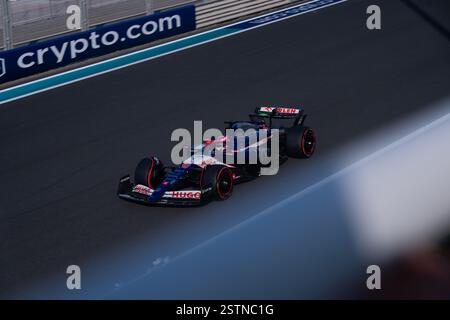 F1 Etihad Airways Abu Dhabi Grand prix 2024 - Liam Lawson della nuova Zelanda guida il Team di Formula 1 Visa Cash App RB durante le prove Foto Stock