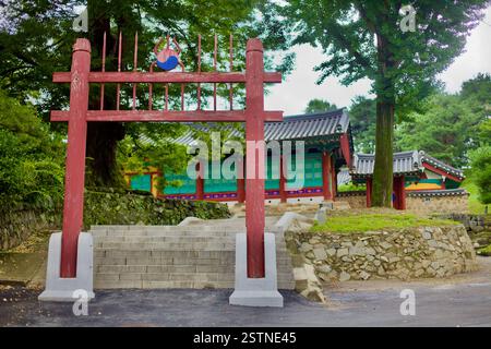 Contea di Goesan, Corea del Sud - 10 settembre 2020: Il cancello d'ingresso rosso in legno della Goesan Confucian Academy, uno storico istituto educativo dell'era Joseon Foto Stock