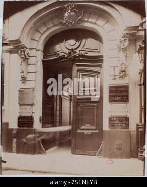 Fotografia di Eugène Atget del Hôtel Magon de la Balue, situato in Rue Saint-Marc 18 a Parigi. Questa immagine fa parte della sua serie "Art dans le Vieux Paris", che cattura l'architettura storica della città. Foto Stock