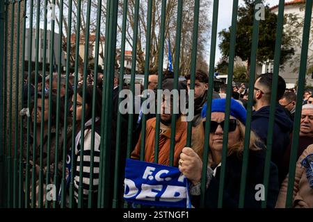 Porto, Portogallo. 17 febbraio 2025. La gente partecipa al funerale. Jorge Nuno Pinto da Costa, ex presidente del Futebol Clube do Porto, è deceduto il 15 febbraio 2025. Il suo funerale si tenne nella chiesa di SÃ£o Francisco das Antas il 17 febbraio. Molte persone si sono presentate per pagargli il suo ultimo tributo. (Credit Image: © Teresa Nunes/SOPA Images via ZUMA Press Wire) SOLO PER USO EDITORIALE! Non per USO commerciale! Foto Stock